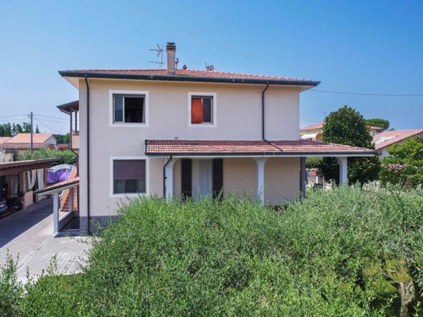 casa indipendente in vendita a Toano in zona Massa