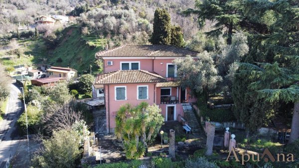 casa indipendente in vendita a Massa