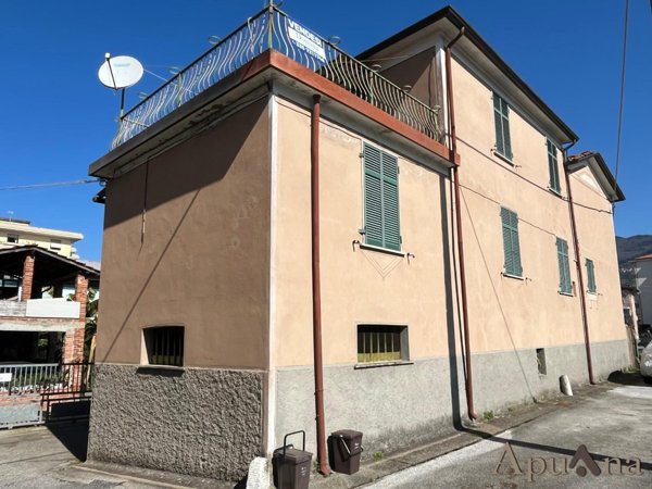 casa indipendente in vendita a Toano in zona Massa