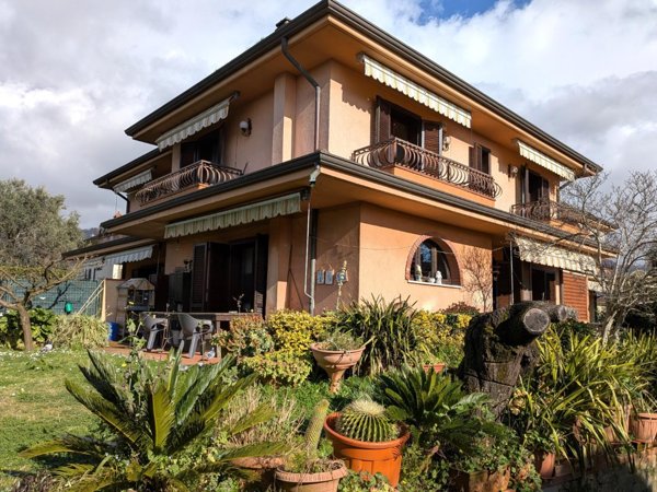 casa indipendente in vendita a Toano in zona Massa