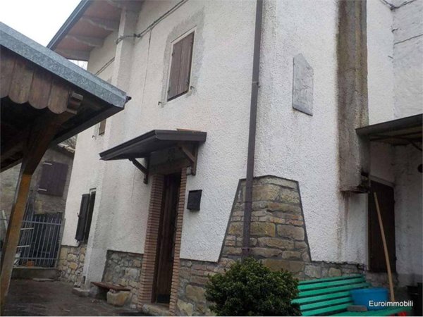 casa indipendente in vendita a Vetto in zona Ferma