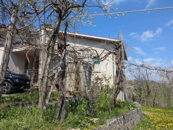 casa indipendente in vendita a Vetto in zona Rosano