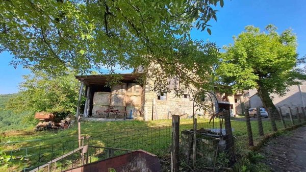 casa indipendente in vendita a Vetto in zona Rosano