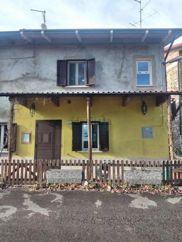 casa indipendente in vendita a Vetto in zona Groppo