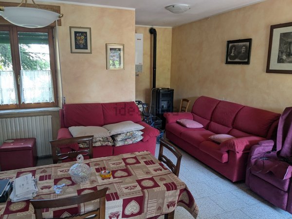 casa indipendente in vendita a Vetto in zona Rosano
