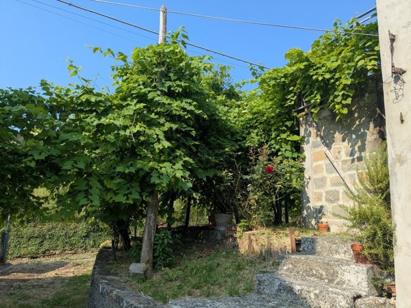 casa indipendente in vendita a Vetto in zona Rosano