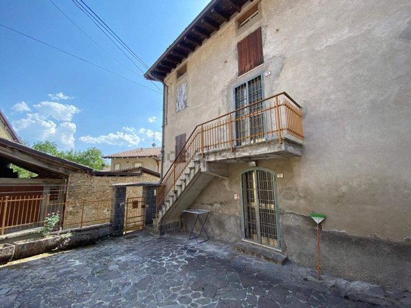 casa indipendente in vendita a Vetto in zona Strada