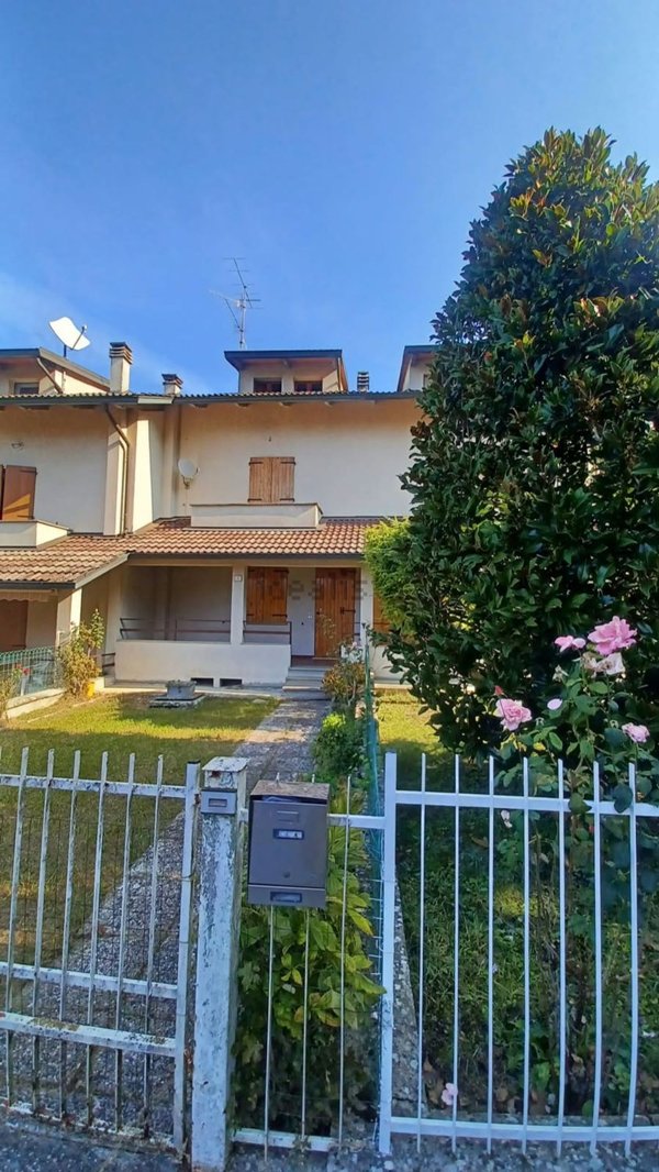 casa indipendente in vendita a Vetto