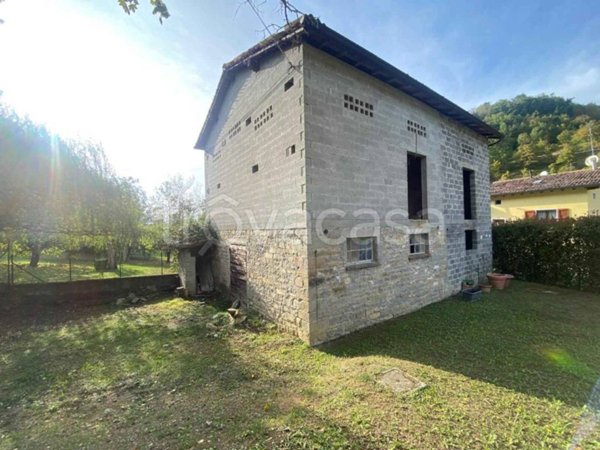 appartamento in vendita a Vetto in zona Strada