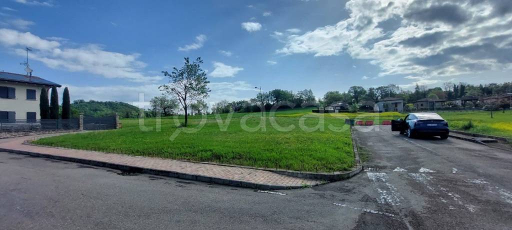 terreno edificabile in vendita a Vezzano sul Crostolo in zona Montalto