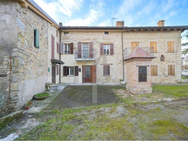 casa indipendente in vendita a Vezzano sul Crostolo in zona Scarzola
