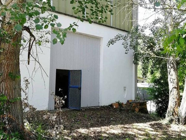 locale commerciale in vendita a Vezzano sul Crostolo in zona La Vecchia