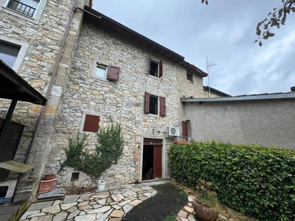casa indipendente in vendita a Vezzano sul Crostolo in zona Villa