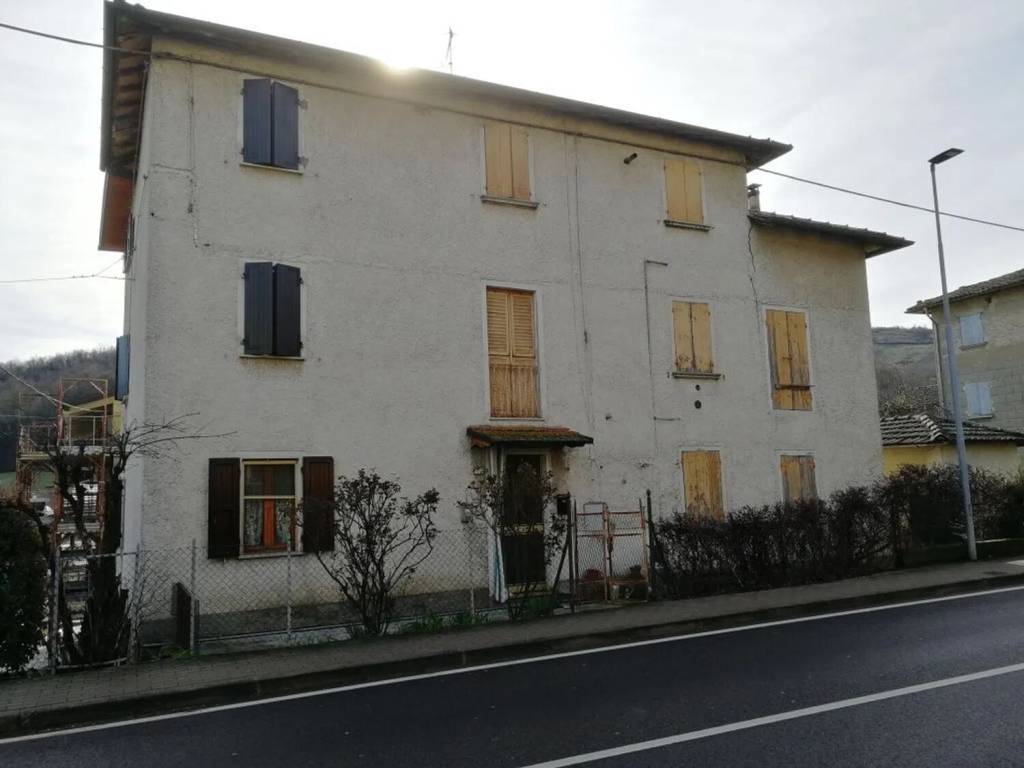 casa indipendente in vendita a Vezzano sul Crostolo in zona Villa