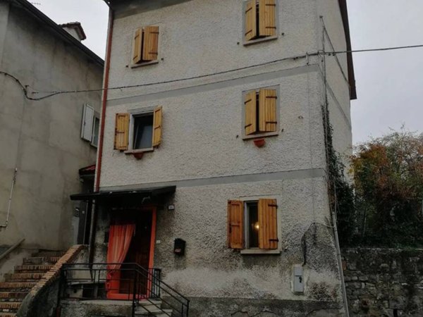 casa indipendente in vendita a Vezzano sul Crostolo in zona Villa