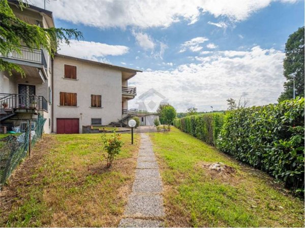casa indipendente in vendita a Vezzano sul Crostolo in zona Villa