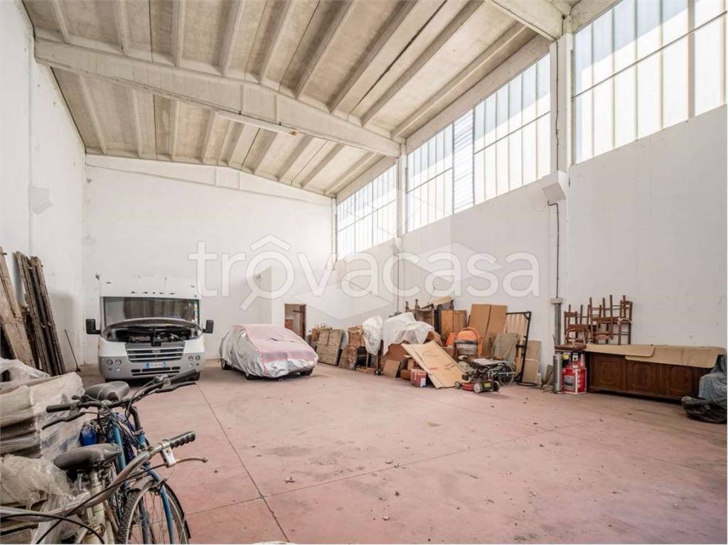 locale di sgombero in vendita a Vezzano sul Crostolo in zona La Vecchia