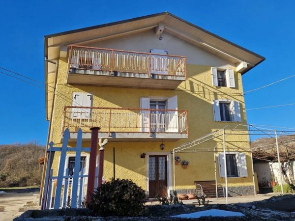 casa indipendente in vendita a Vezzano sul Crostolo in zona Villa