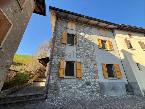 casa indipendente in vendita a Vezzano sul Crostolo in zona Pecorile