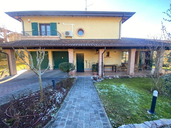 casa indipendente in vendita a Vezzano sul Crostolo in zona Ca' Caprari