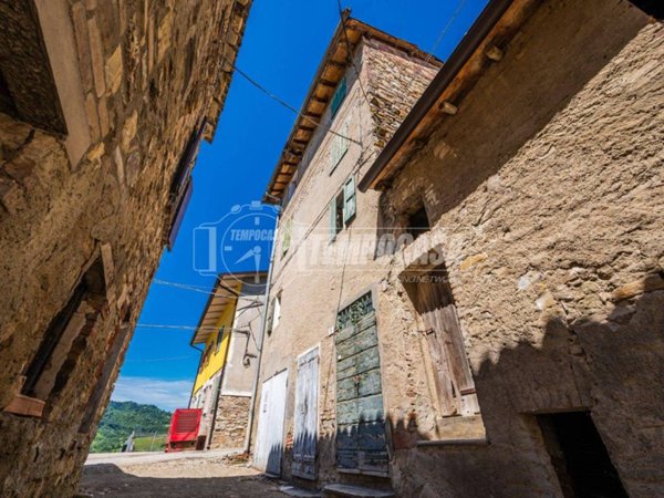casa indipendente in vendita a Viano in zona Tabiano