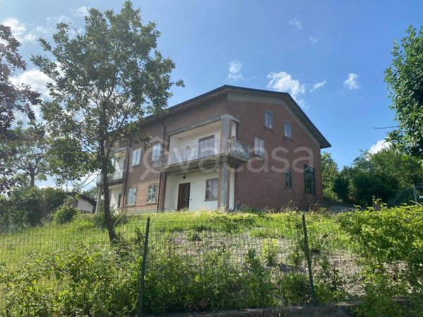 casa indipendente in vendita a Viano in zona Regnano