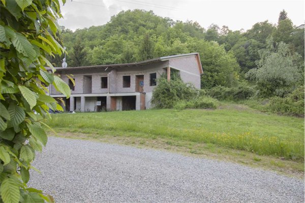 casa indipendente in vendita a Viano in zona Regnano