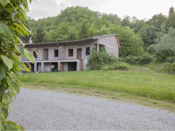 casa indipendente in vendita a Viano in zona Regnano