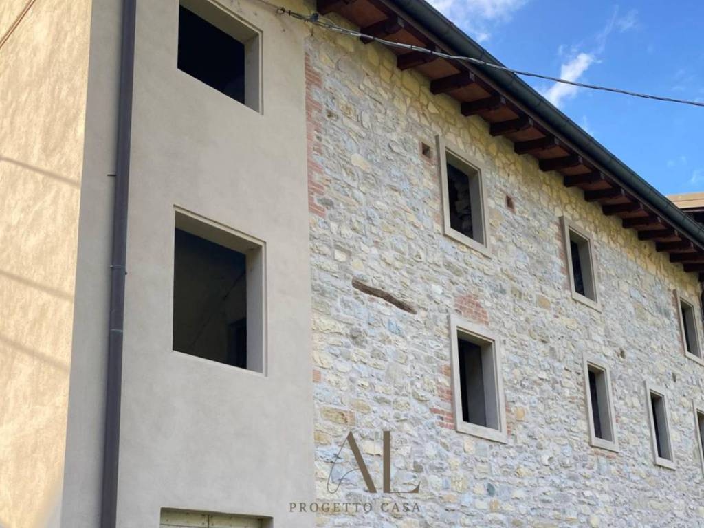 casa indipendente in vendita a Viano in zona Benale