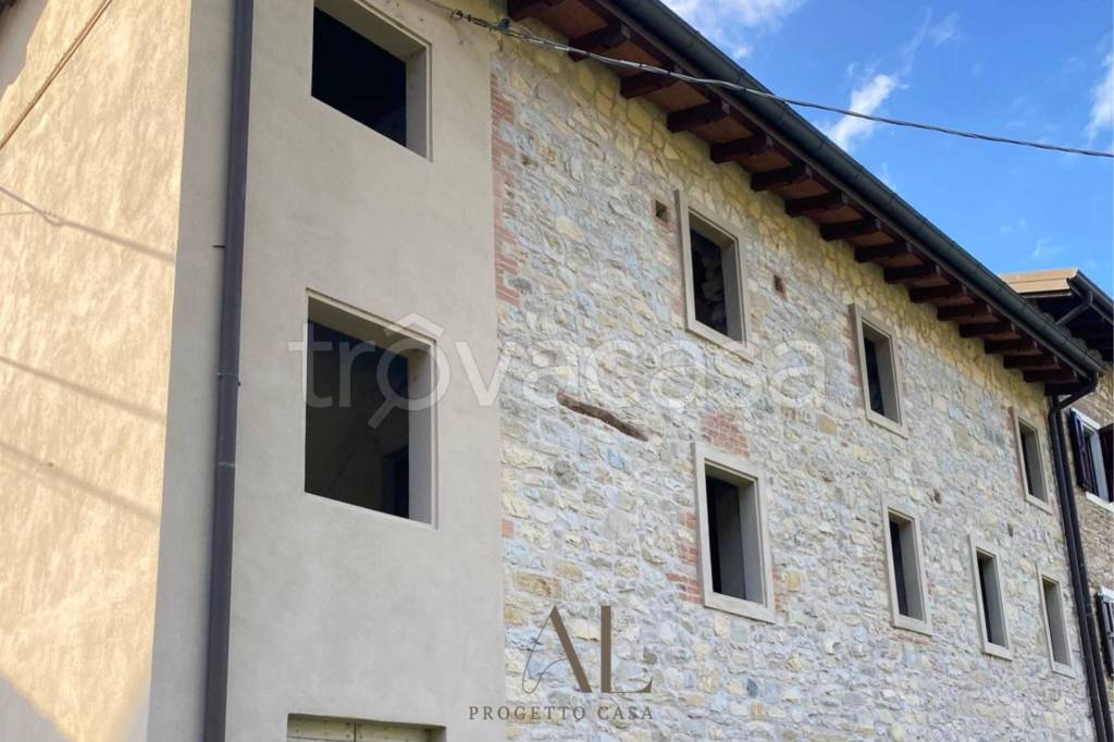 casa indipendente in vendita a Viano in zona Benale