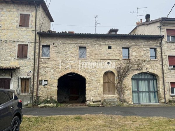 casa indipendente in vendita a Viano in zona Predale