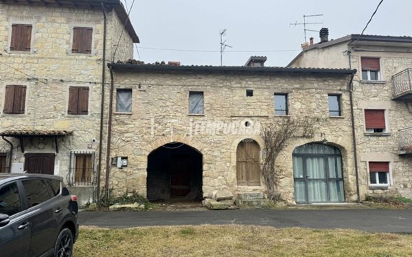 casa indipendente in vendita a Viano in zona Predale