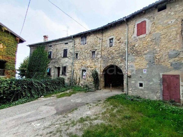 casa indipendente in vendita a Viano in zona Prediera