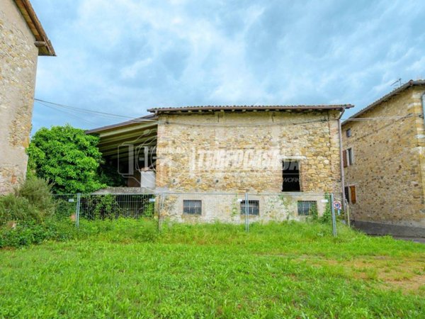 casa indipendente in vendita a Viano