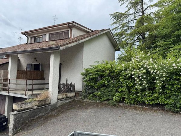 casa indipendente in vendita a Viano in zona Regnano