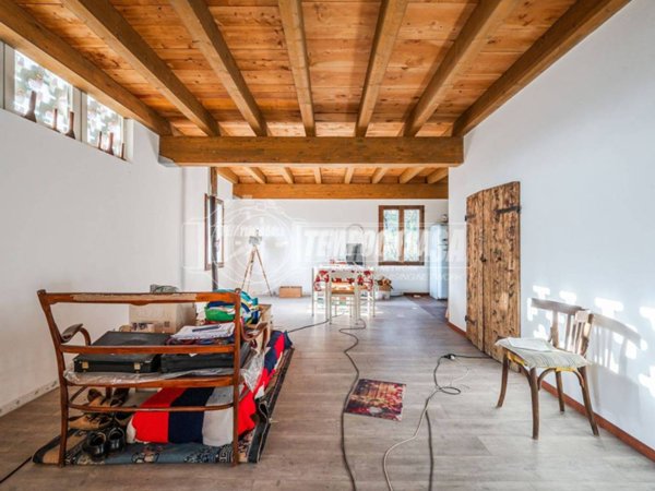 casa indipendente in vendita a Viano in zona Tabiano