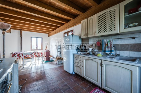 casa indipendente in vendita a Viano in zona Tabiano