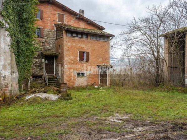 casa indipendente in vendita a Viano in zona Tabiano