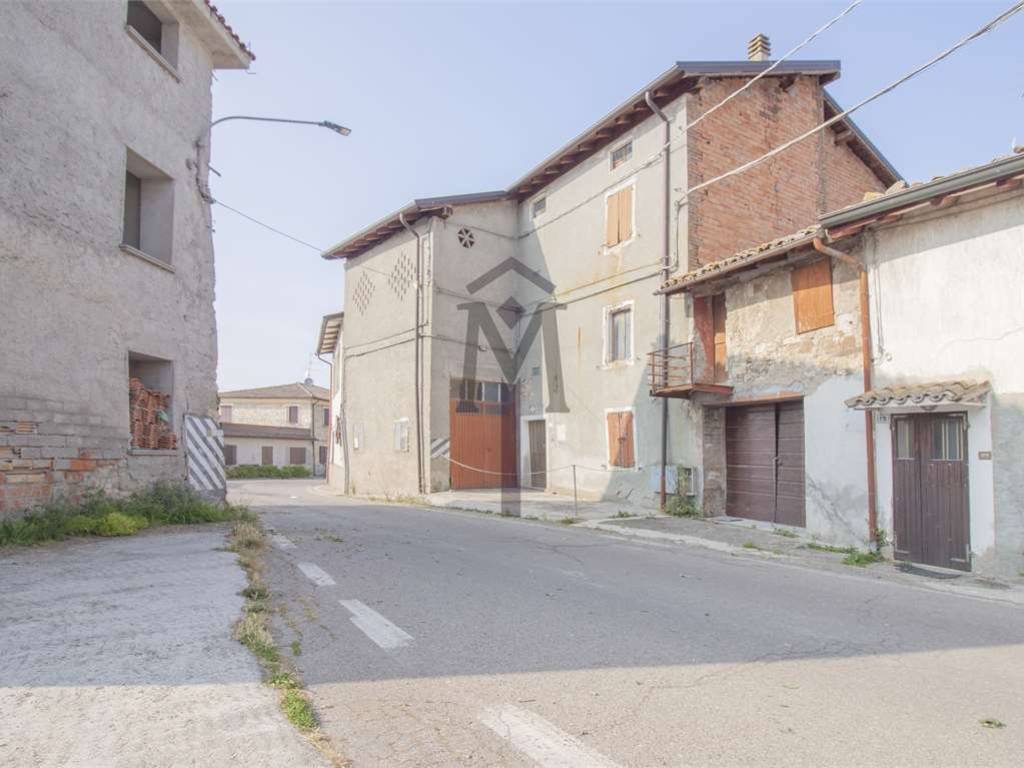 casa indipendente in vendita a Viano in zona Regnano