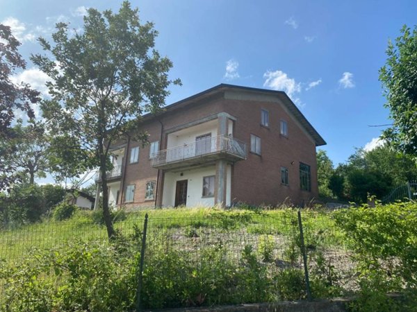 casa indipendente in vendita a Viano in zona Regnano
