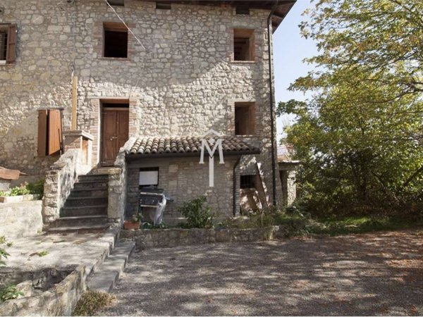 casa indipendente in vendita a Viano in zona Ca' de' Pazzi