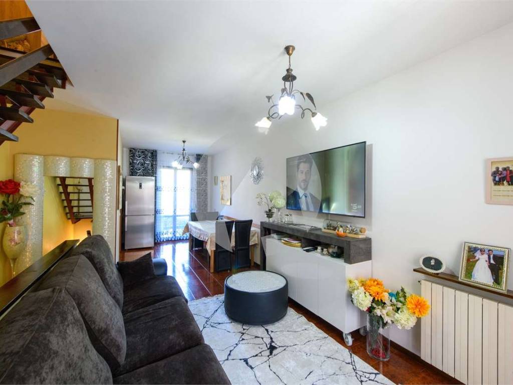 casa indipendente in vendita a Viano in zona Regnano