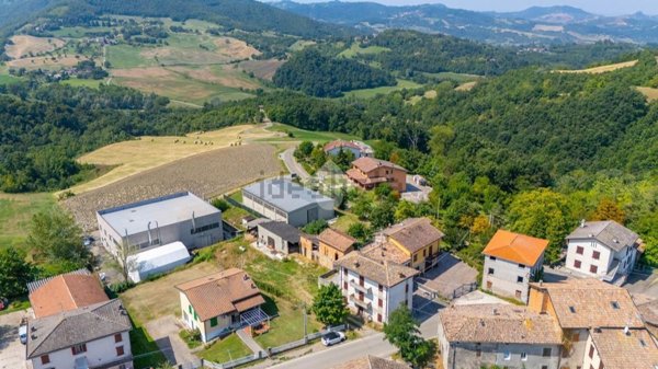 casa indipendente in vendita a Viano in zona Fondiano