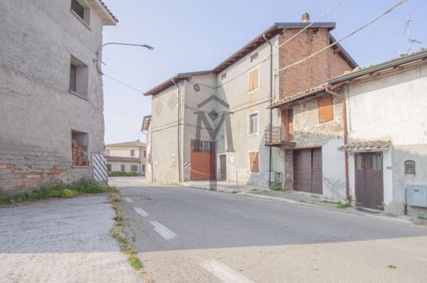 casa indipendente in vendita a Viano in zona Fondiano