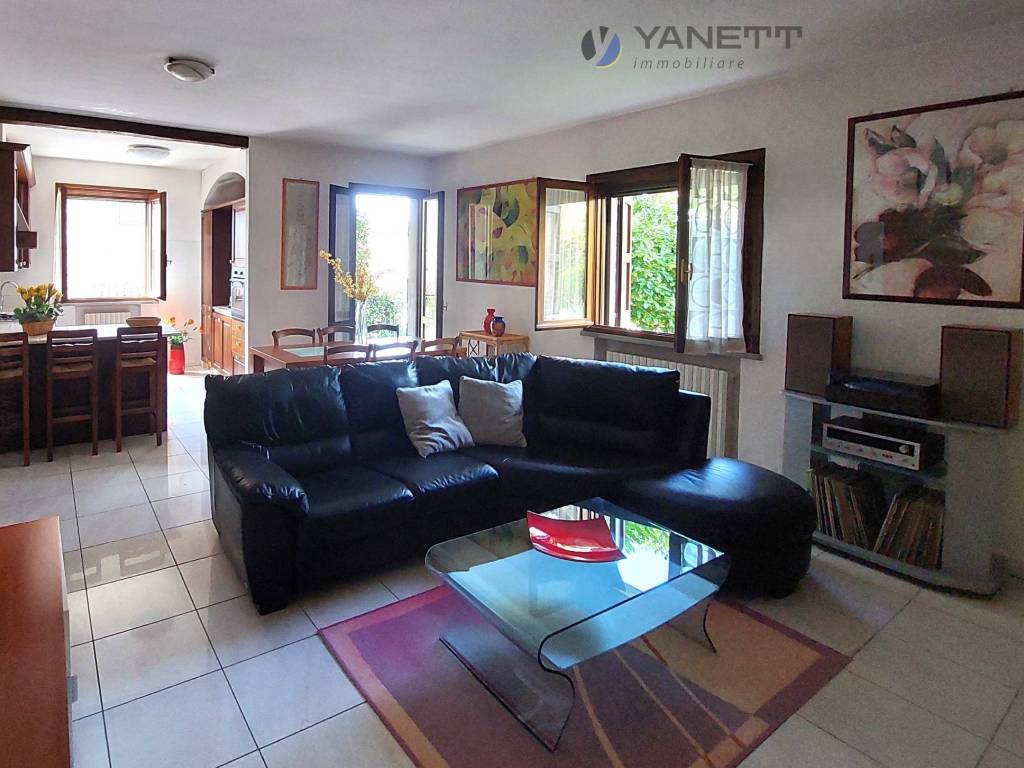 appartamento in vendita a Viano in zona Ca' Bertacchi