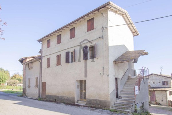 casa indipendente in vendita a Viano in zona Ca' de' Pazzi