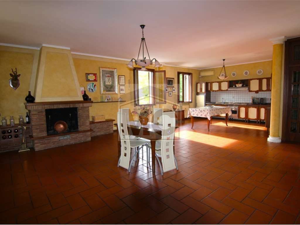 casa indipendente in vendita a Viano in zona Fagiano