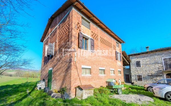 casa indipendente in vendita a Viano in zona Tabiano
