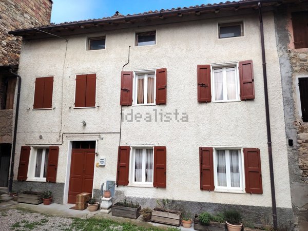 casa indipendente in vendita a Viano in zona Tabiano