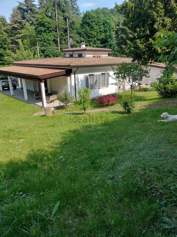 casa indipendente in vendita a Viano in zona Regnano